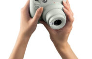INSTAX Mini 12: Eine stylische Sofortbildkamera