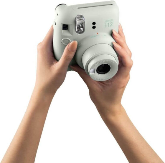 Die INSTAX Mini 12: Deine stylische Sofortbildkamera für echte Lieblingsmomente